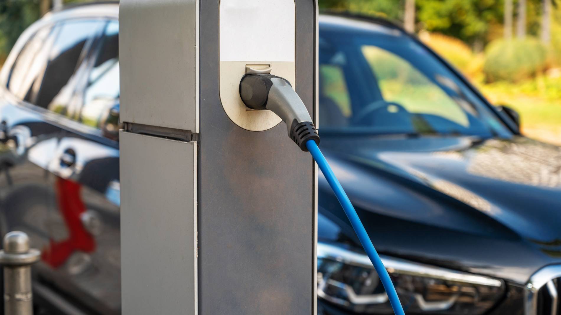 Voiture électrique branchée à une borne de recharge