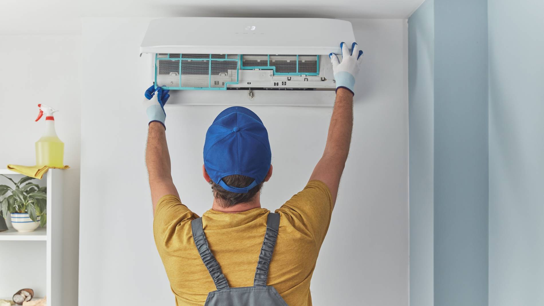 Installation climatisation murale Technicien installant une climatisation murale dans une pièce