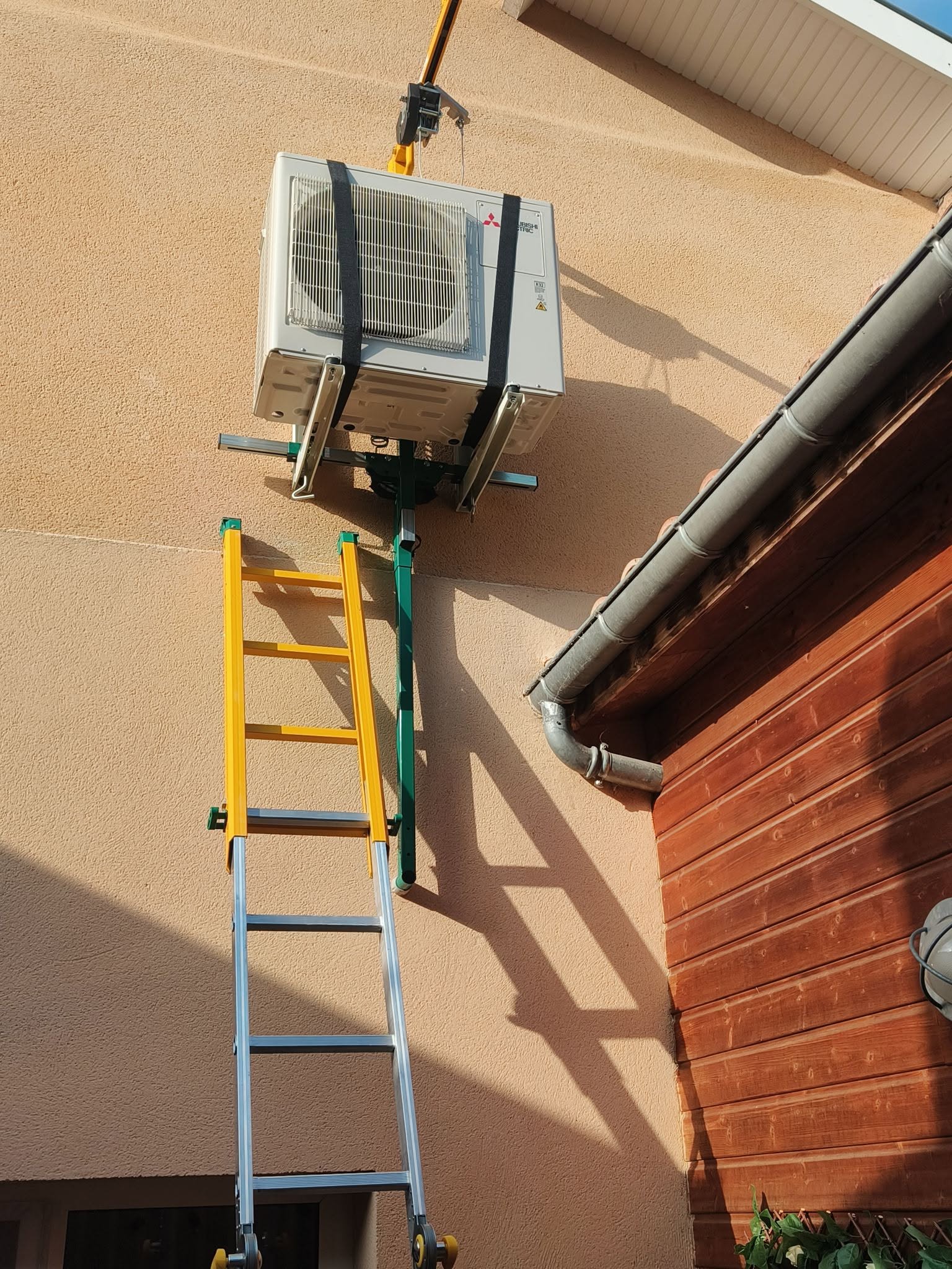 Pose d’une climatisation extérieure – ABC SEB Installation d’une unité extérieure de climatisation par ABC SEB